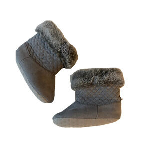 2 pairs baby Girls Joe Fresh winter fuzzy Boots Size 4 Gray and pink with bow